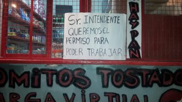 Insólito: kiosquero de Roca cortó el tránsito por un enojo con el Municipio