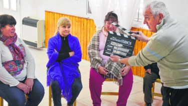Las protagonistas del corto que se filmó ayer y que se sumará a las propuestas de las otras 15 comisiones vecinales.  Foto: Yamil Regules.