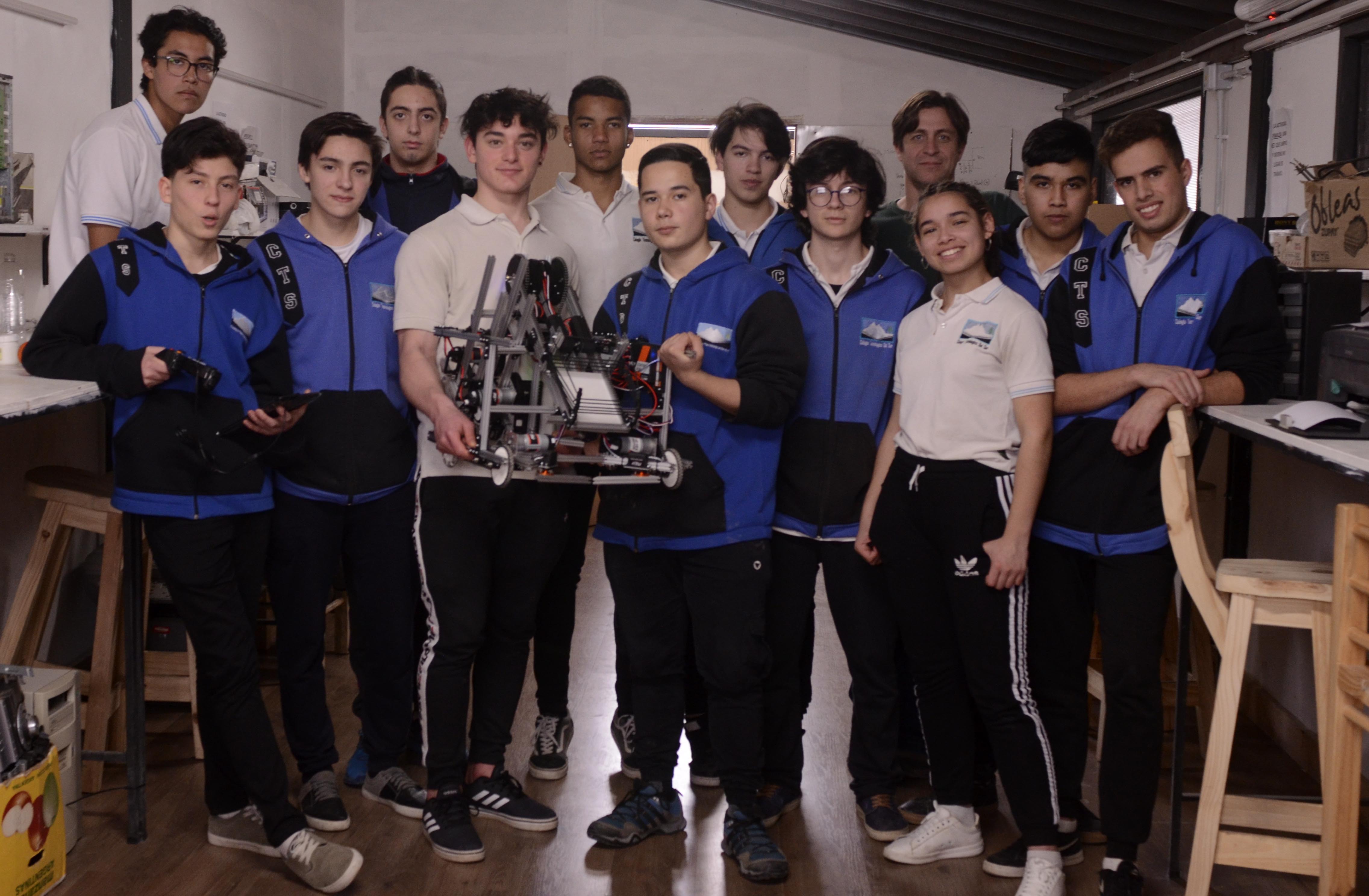 El equipo del Colegio Tecnológico del Sur que participará de la Copa Robótica. Foto: Alfredo Leiva