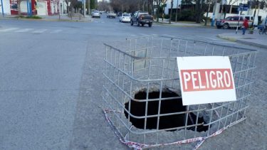 Se rompió un caño cloacal y dejó un agujero en el asfalto