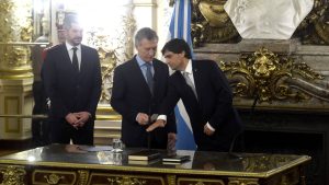Macri le tomó juramento a Lacunza y le pidió «cuidar a los argentinos»