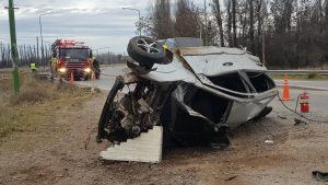 Centenario: volcó, cayó al canal y murió