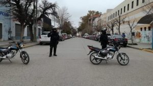Fuerte operativo policial en pleno centro de Roca