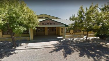 Amenazó a un compañero con un cuchillo y quiso atacar al director en un colegio de Cipolletti