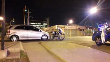 Chocó la moto de un policía por manejar ebria sobre la Ruta 22 en Neuquén