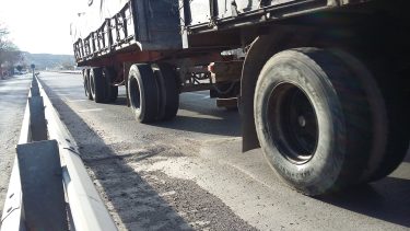 Regina: Cansados de reclamos, frentistas parcharon baches en la 22