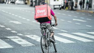 Dependientes o no: la discusión deja a repartidores sin trabajo