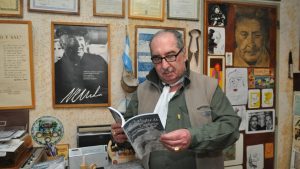 El hombre que se convirtió  en escritor por un carozo de durazno