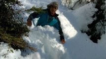 Imagen de Video: «el hombre araña» al rescate de un caballo atrapado en la nieve en Aluminé