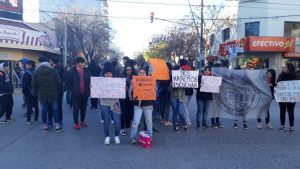 Estudiantes de Roca marchan en reclamo de mejoras edilicias