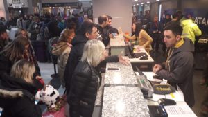 Vuelos demorados y enojos por cancelaciones en el aeropuerto de Neuquén