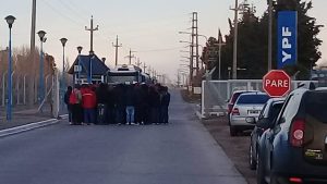 Los desocupados de Uocra levantaron el corte en la refinería de Plaza Huincul