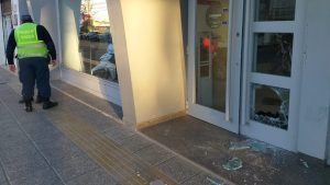 No dan tregua: los rompevidrios atacaron el mismo local que ayer