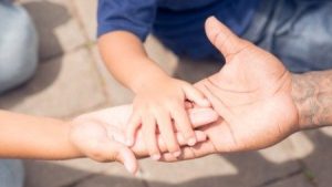 Por qué hay casos de adopción que la justicia hace públicos