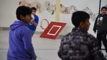 A un alumno se le cayó un tablero de básquet en la cabeza