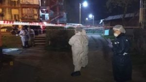 Tras una disputa previa, lo atacaron frente a su madre, cayó desde un tercer piso y murió