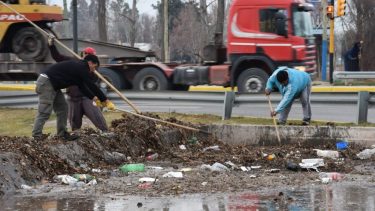 Mirá la “alfombra” de basura que apareció en los canales de riego