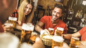 Las chicas priorizan juntarse con amigos antes que salir a chonguear