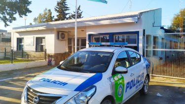Tres efectivos de la Comisaría 34 fueron los responsables de que el niño siga con vida. Foto Archivo.