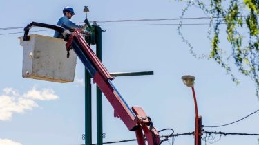 Cuatro horas sin luz por un corte programado en un sector de Roca