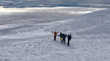 Llegaron a la cumbre del Lanín en pleno invierno