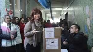 Cristina Kirchner votó en  Río Gallegos y no habló con la prensa