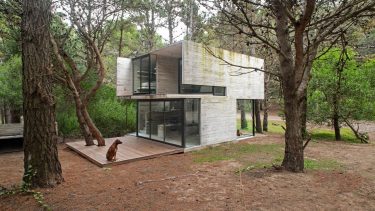 Tres hermanas querían una casa para vacacionar en familia… y lograron esta obra cerca del mar