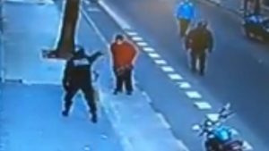 Murió tras recibir una patada de un policía