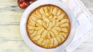 Una irresistible torta de queso y manzana