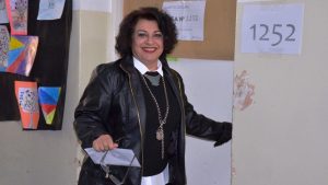 Allen: la precandidata Costa votó junto a su padre