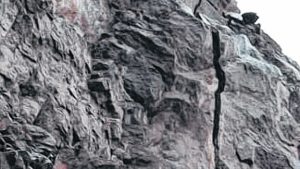 Los escaladores remueven manualmente las rocas luego del derrumbe en La Angostura