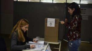 Postales de las PASO en Roca: el frío, sin mesa para votar y la comisaría a pleno