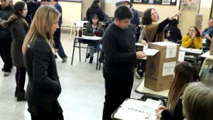 PASO 2019: Weretilneck volvió a votar junto a su hijo Santiago
