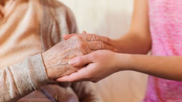 Senado: Buscan profesionalizar el cuidado de personas como trabajo