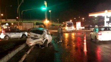 El Ford Fiesta terminó sobre un derivador de carriles. (Foto: Gentileza Centenario Digital.-)