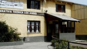 Intentan subir a un auto a una joven afuera de una escuela