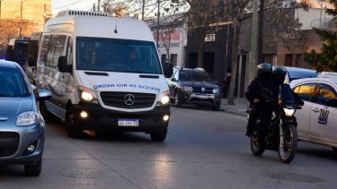En medio de un fuerte operativo, los detenidos fueron trasladados al Juzgado Federal. (Foto: César Izza)