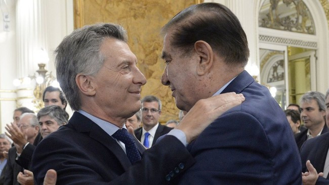 La foto habla de otros tiempos, ahora Pereyra busca frenar una de las medidas que anunció Macri después de la derrota en las PASO. (Archivo).-