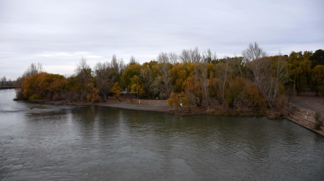 El río Neuquén incrementará sus caudales y es muy posible que tenga un elevado grado de turbidez. (Archivo Matías Subat).-