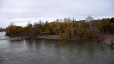 El río Neuquén incrementará sus caudales y es muy posible que tenga un elevado grado de turbidez. (Archivo Matías Subat).-