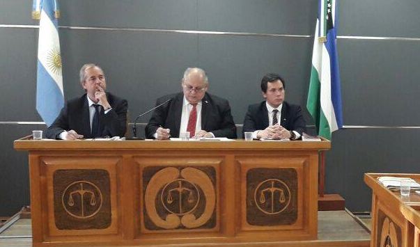 Los jueces Gregor Joos (izquierda) Héctor Leguizamón Pondal (centro) y Bernardo Campana dictaron el fallo absolutorio.