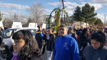 La estatua del santo fue cargada por los peregrinos. Foto Agencia Cutral Co