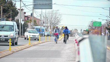 Prohibido circular. Las bicicletas irán por una senda especial.