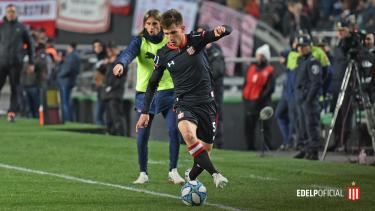 El perfil cambiado no es una limitación para Mura en el Pincha. (Foto: @EdelpOficial)