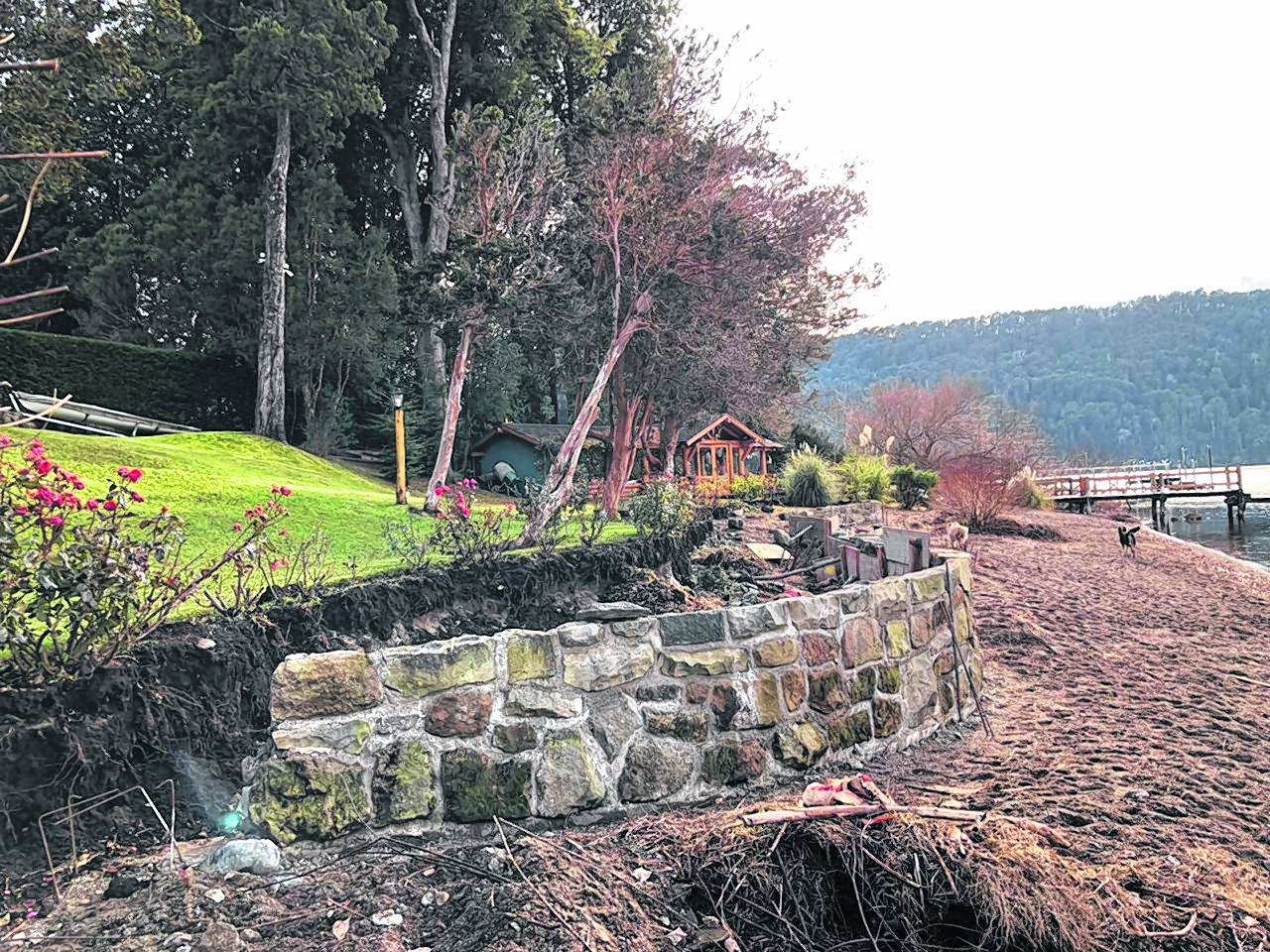 El muro en el kilómetro 16 en la costa del lago Nahuel Huapi había comenzado a ser construido a fines de junio. Archivo