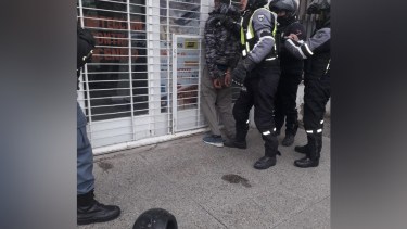 La policía detuvo a los dos sospechosos. (Foto: Gentileza.-)