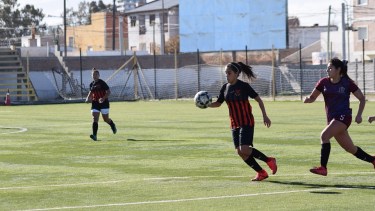 Petrolero y Confluencia son las líderes de la Liga. Cuando se enfrentaron entre sí, en cancha de Pacífico, igualaron 2 a 2. (Gentileza Omar Díaz)