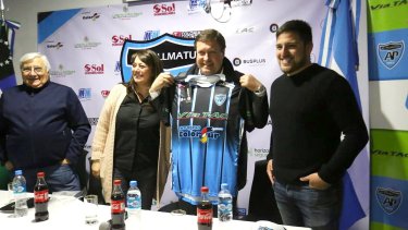 Pillmatún presentó su nueva indumentaria con la presencia de Weretilneck