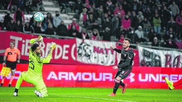 Ángel González toca por arriba de Martín Campaña y adelanta a Estudiantes. Iban 2 del complemento.