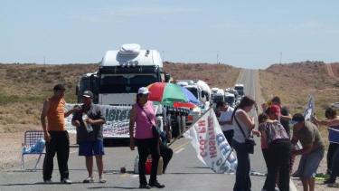 Un piquete en la ruta, imagen frecuente en la comarca petrolera. (Archivo)